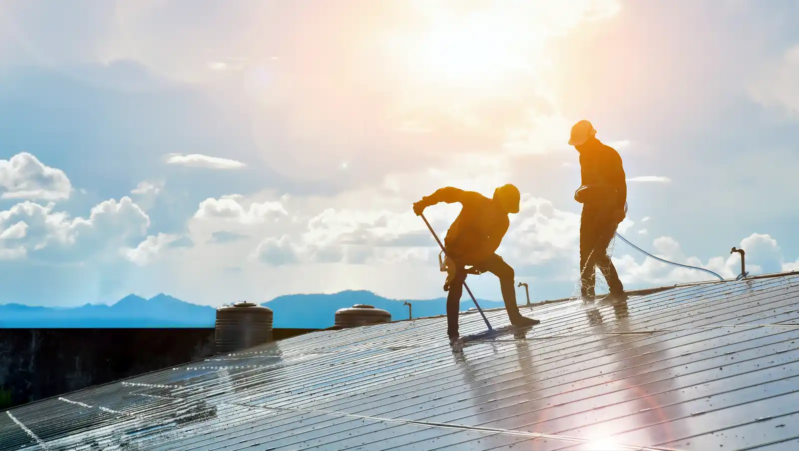 Professional solar cleaning, flow right cleaning team.